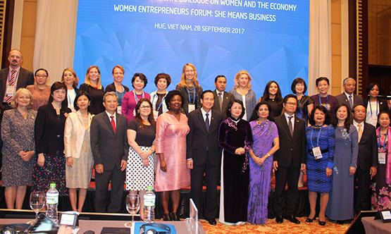 Tạo điều kiện cho phụ nữ phát triển kinh tế