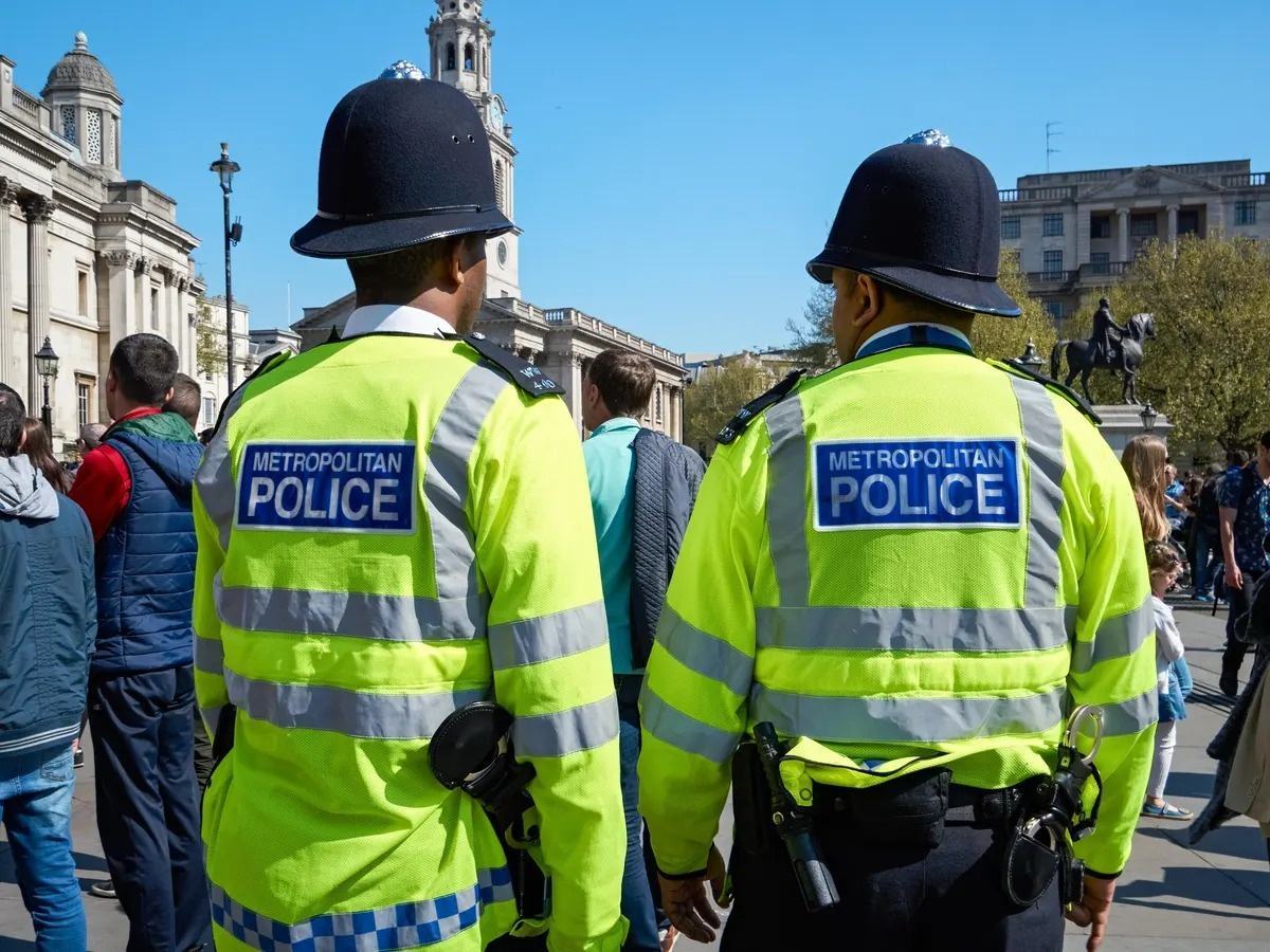 Cảnh sát London lột đồ hàng trăm trẻ em để khám xét