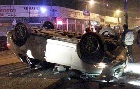 Porsche tan nát khi lật giữa phố Hà Nội