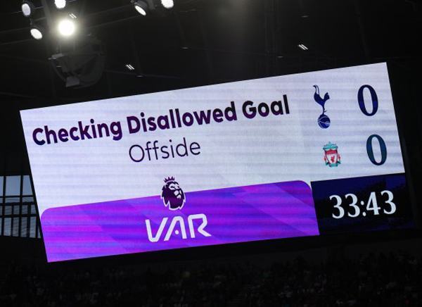 Premier League đổi luật sau scandal VAR đình đám