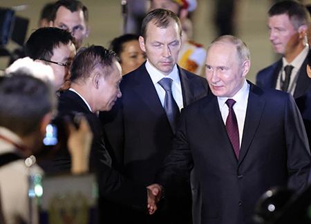 Tổng thống Nga Vladimir Putin bắt đầu chuyến thăm chính thức Việt Nam