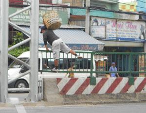 Qua đường… hổng giống ai