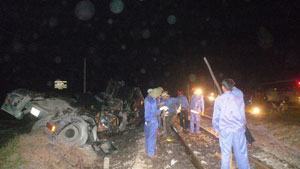 Qua đường ngang không rào chắn, tàu hỏa đâm nát xe tải