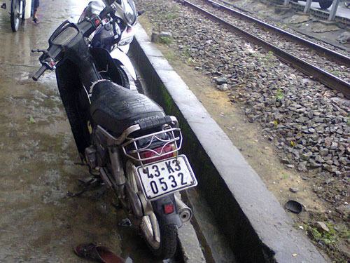 Qua đường ray trong mưa, bị tàu hỏa hất văng