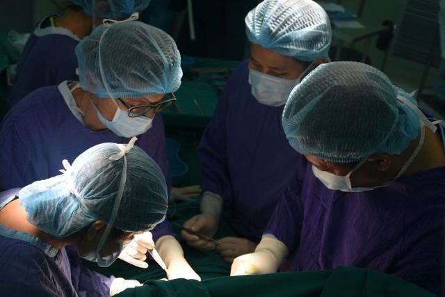 Quá nhiều nguy cơ từ việc gọt mặt theo ảnh ảo,  - Ảnh 1.