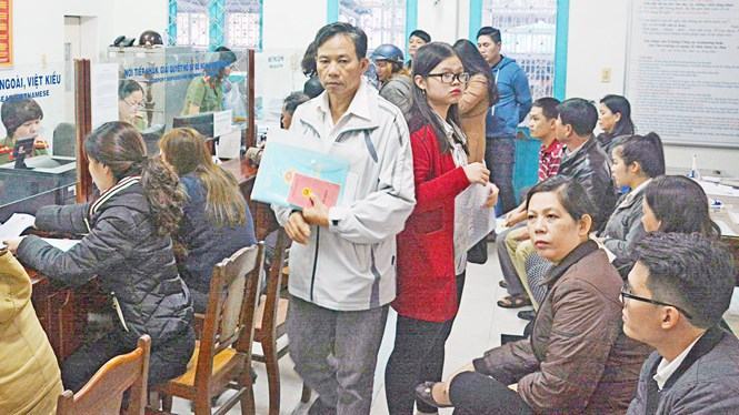 Phòng Quản lý xuất nhập cảnh huy động thêm cán bộ, phương tiện để phục vụ nhu cầu tăng đột biến  /// Ảnh: N.T