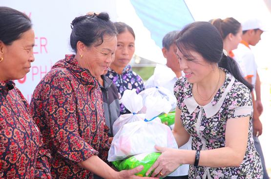 Trao tặng quà trị giá 7,5 tỷ đồng cho ngư dân miền Trung