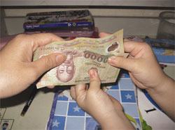 “Quái chiêu” kiếm tiền của học trò