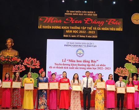 Thầy trò báo công trong “Mùa hoa dâng Bác”