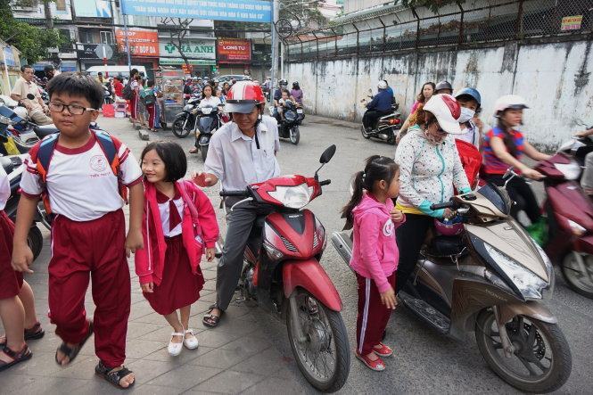 Quận Bình Thạnh lùi giờ học nửa tiếng, cô trò…nhẹ nhõm