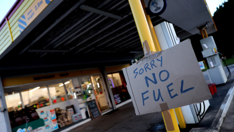 Quân đội có thể tham gia chở xăng giữa khủng hoảng nhiên liệu Anh