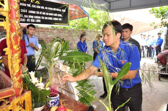 Quặn lòng tiễn ba nữ sinh viên tình nguyện về đất mẹ 