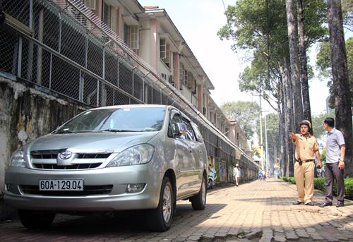 Một ôtô vắng chủ đậu vỉa hè đường Nguyễn Thị Minh Khai. Ảnh: Duy Trần