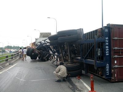 Quản xe container: Thả rông hung thần