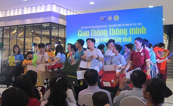 Học sinh tham gia Giao thông thông minh