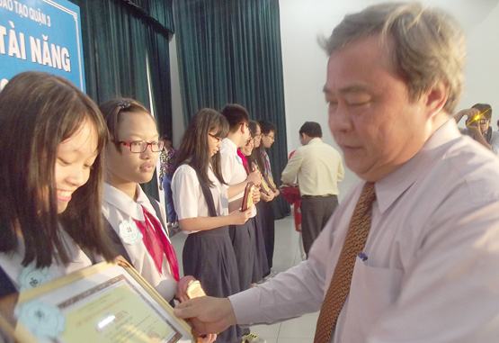 Q.3: Tuyên dương hơn 190 HS tài năng