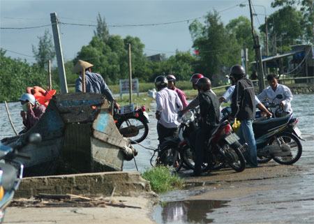 Quảng Bình: Đình chỉ 18 bến đò ngang không phép