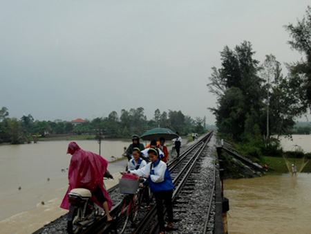 Quảng Bình: Gần 60.000 học sinh phải nghỉ học do mưa lũ