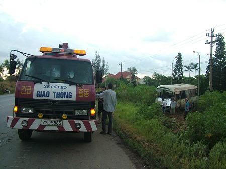 Quảng Bình: Xe khách nổ lốp lao vào vườn nhà dân