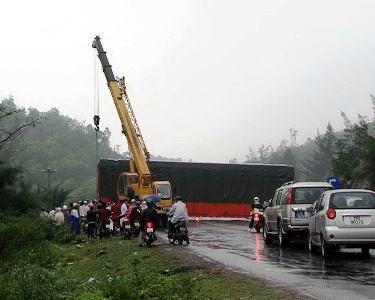 Quảng Bình: Xe rơ-moóc lật ngang đèo, ách tắc kéo dài 3km