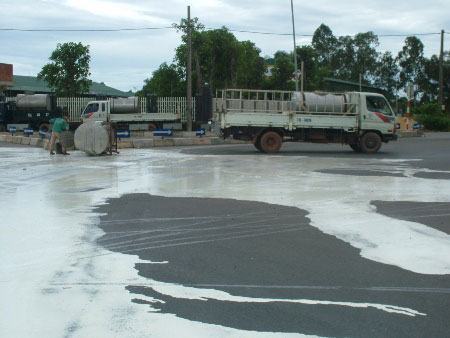 Quảng Bình: Xe tải tông nhau, mủ cao su chảy lênh láng khắp đường