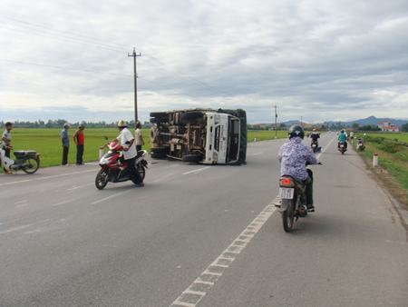 Quảng Bình: Xe tải trượt trên QL1A, 3 người thoát chết