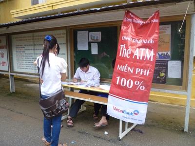 Quảng cáo tràn sân trường