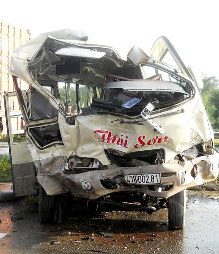 Quảng Nam: Ô tô tông nhau kinh hoàng, 2 người chết, 8 người trọng thương