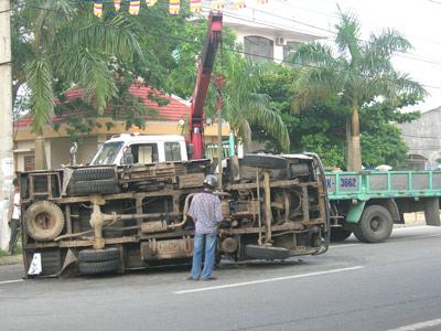 Quảng Nam: Xe tải “chỏng vó” giữa đường