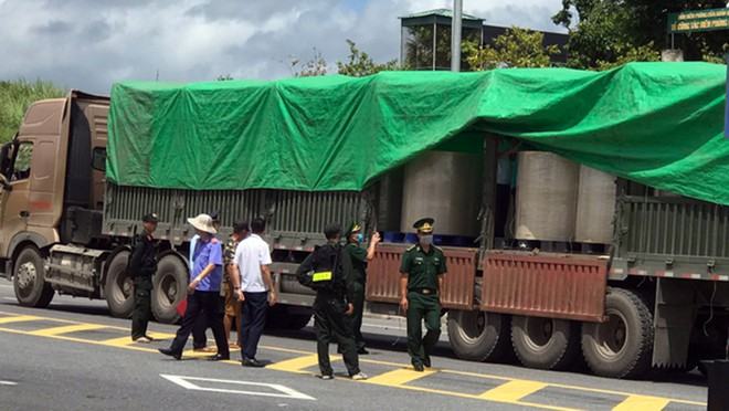 Quảng Ninh: Bắt giữ 2 container chở ‘chất lạ’ từ Việt Nam sang Trung Quốc