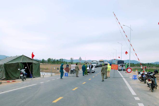 Lực lượng chức năng TX.Đông Triều sẵn sàng lên phương án phong tỏa địa bàn khi có lệnh /// Ảnh N.H  