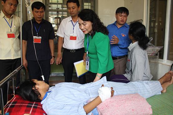 Thí sinh bị rắn cắn làm bài thi trên giường bệnh