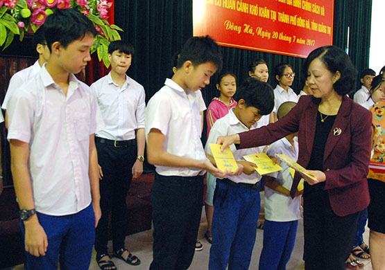 Phó Chủ tịch nước dâng hương tri ân các AHLS