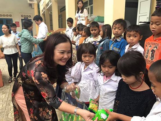 Thăm và tặng quà cho giáo viên mắc bệnh hiểm nghèo