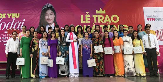 Gần 800 bộ vải áo dài tặng GV, nữ sinh trường Thủ Thiêm