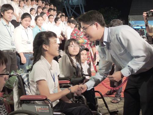 Tặng nhiều quà Tết cho sinh viên, gia đình khó khăn