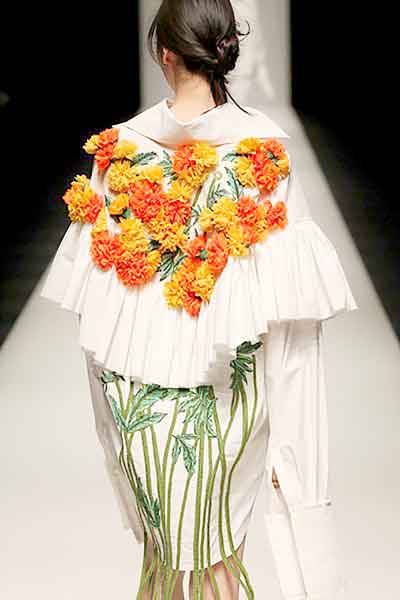 Quẩy gánh hàng hoa Việt ra thế giới