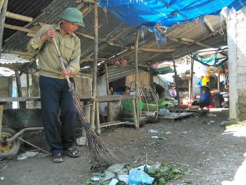 Quét chợ đưa bốn con vào đại học