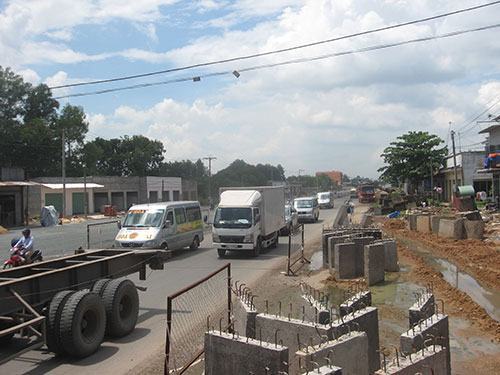 Quốc lộ 51 vẫn ngổn ngang