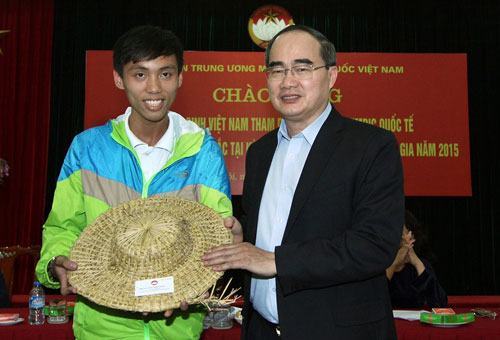 Tặng mũ rơm cho học sinh giỏi quốc tế