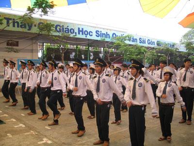 M&agrave;n đồng diễn Ch&agrave;o mừng Giỗ tổ H&ugrave;ng Vương v&agrave; Kỷ niệm 7 năm th&agrave;nh lập trường của học sinh Quốc Văn S&agrave;i G&ograve;n