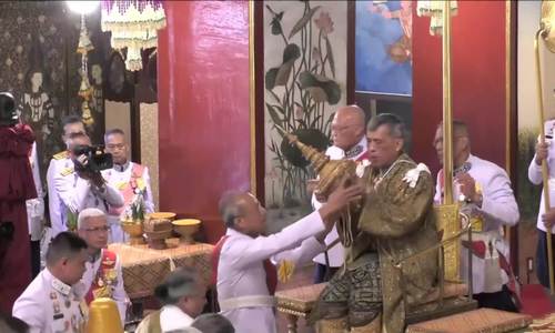 Quốc vương Thái Lan đội vương miện, nhận bảo vật