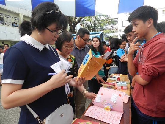 Dạy học sinh biết yêu thương