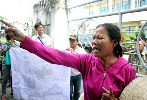 Người Thủ Thiêm phẫn nộ, căng bản đồ quy hoạch không có đất của mình nhưng vẫn bị cưỡng chế. Ảnh: Phạm Duy.