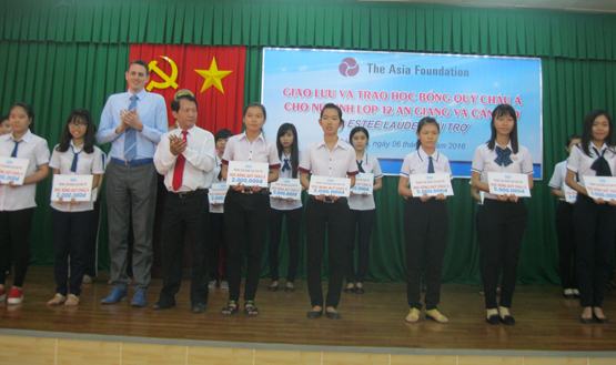 Quỹ châu Á trao học bổng cho 134 nữ sinh lớp 12