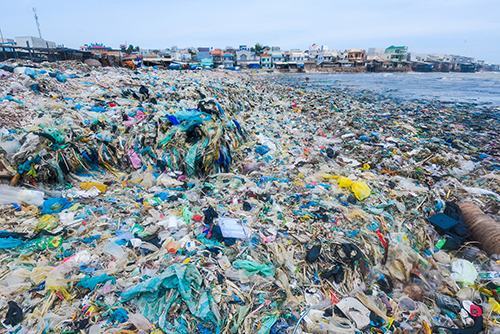 Rác nhựa trên bãi biển thuộc huyện Tuy Phong, Bình Thuận. Ảnh: Lekima Hung.