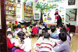Rầm rộ học lớp 1 trong trường mầm non