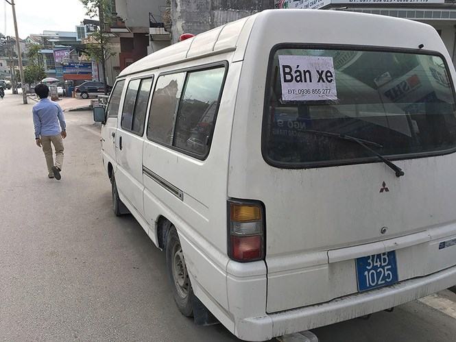 Rao bán xe cứu thương biển xanh giữa phố