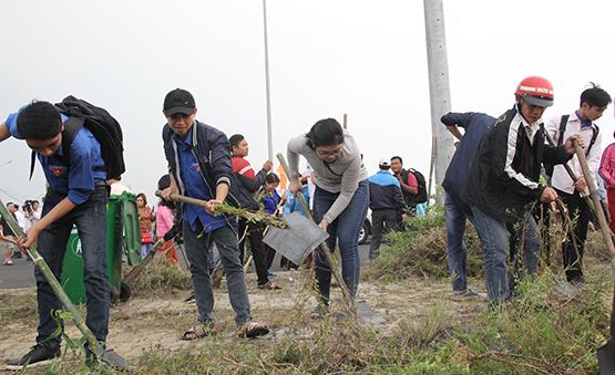 Đà Nẵng: Ra quân dọn dẹp vệ sinh môi trường chuẩn bị APEC