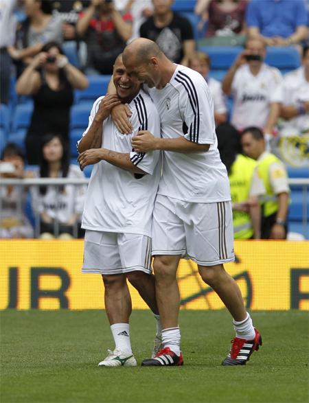Roberto Carlos chuẩn bị làm trợ lý cho Zidane
